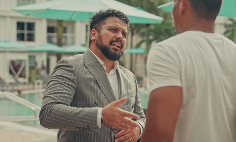 rafa prado falando com jovem