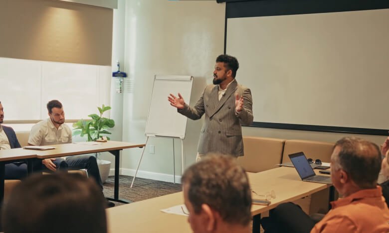 rafa prado falando em sala