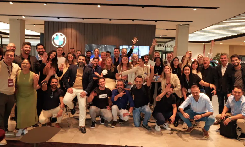 galera feliz tirando foto